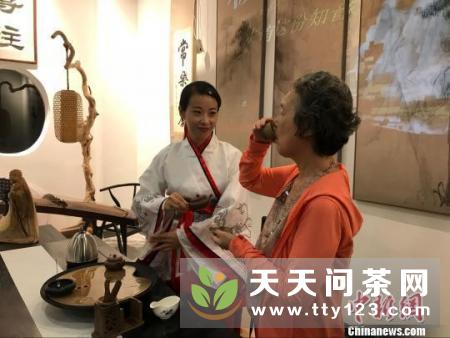 日本高级茶艺师在潮交流茶文化